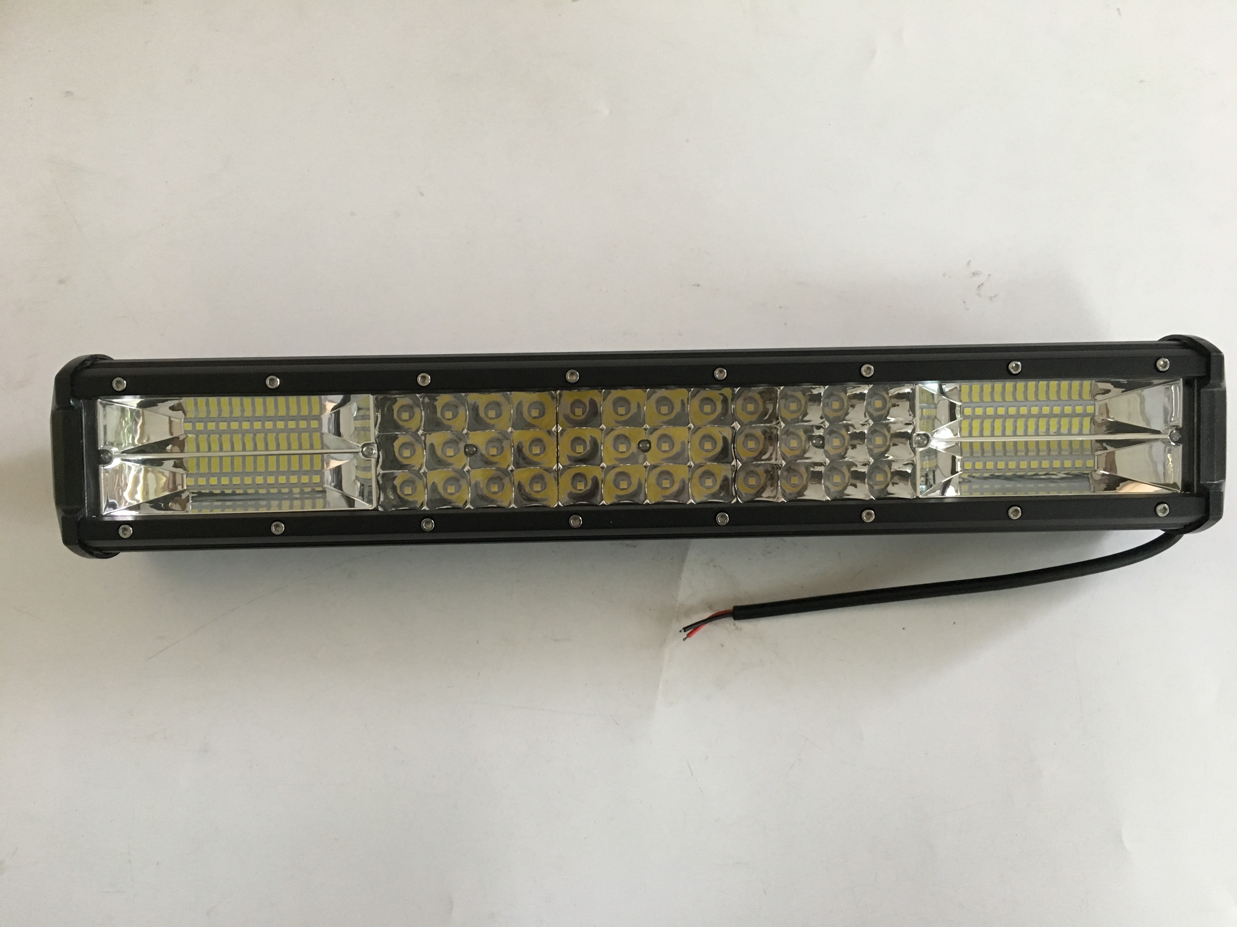 Cubiertas de luz antiniebla LED de liberación rápida: proteger lentes en senderos rocosos.