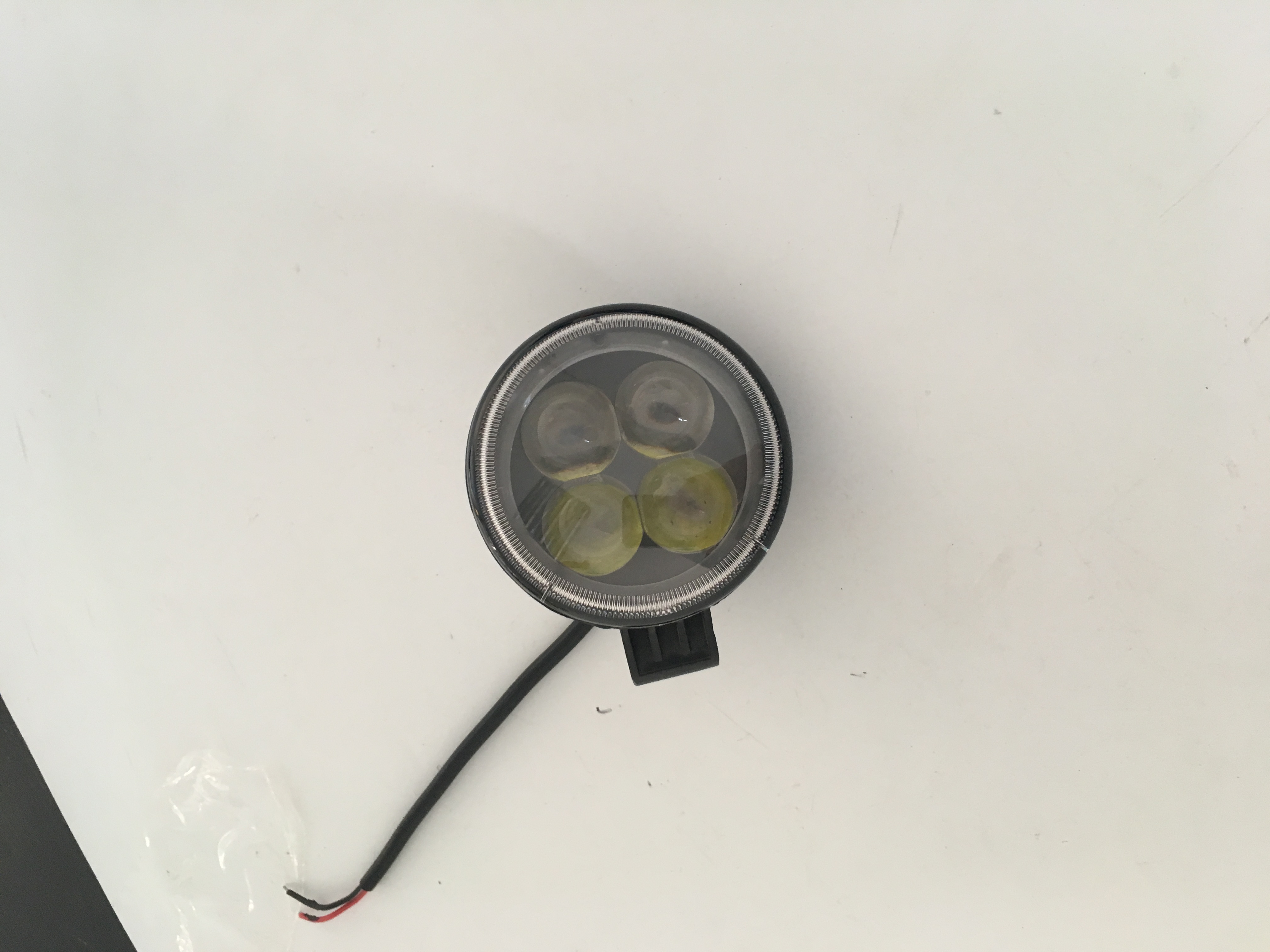  Lámparas de niebla LED blanca: lente de PC con patrón de haz anti-glara, certificado por marcas electrónicas para carreteras europeas.