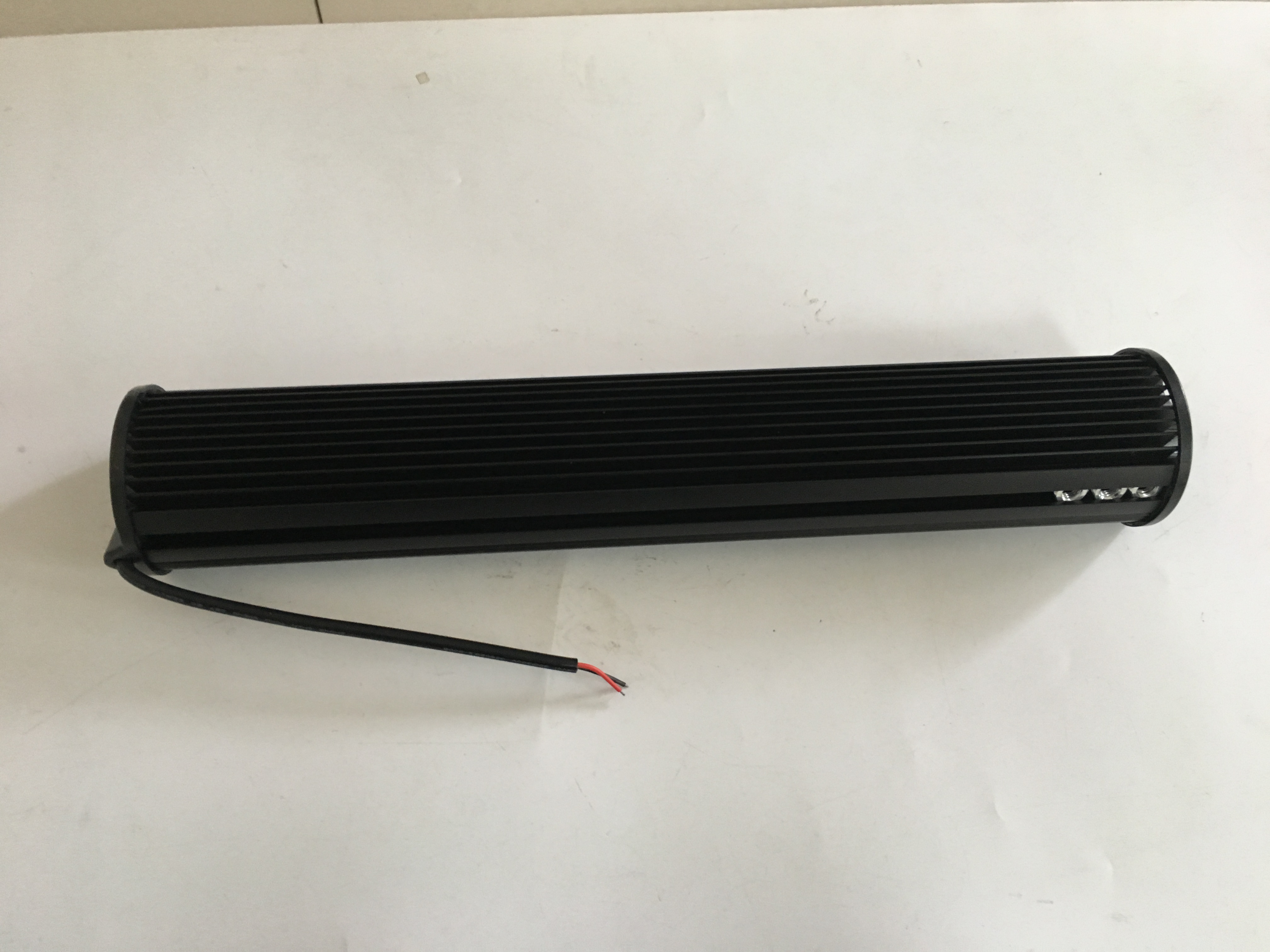 Cubiertas de luz antiniebla LED de liberación rápida: proteger lentes en senderos rocosos.