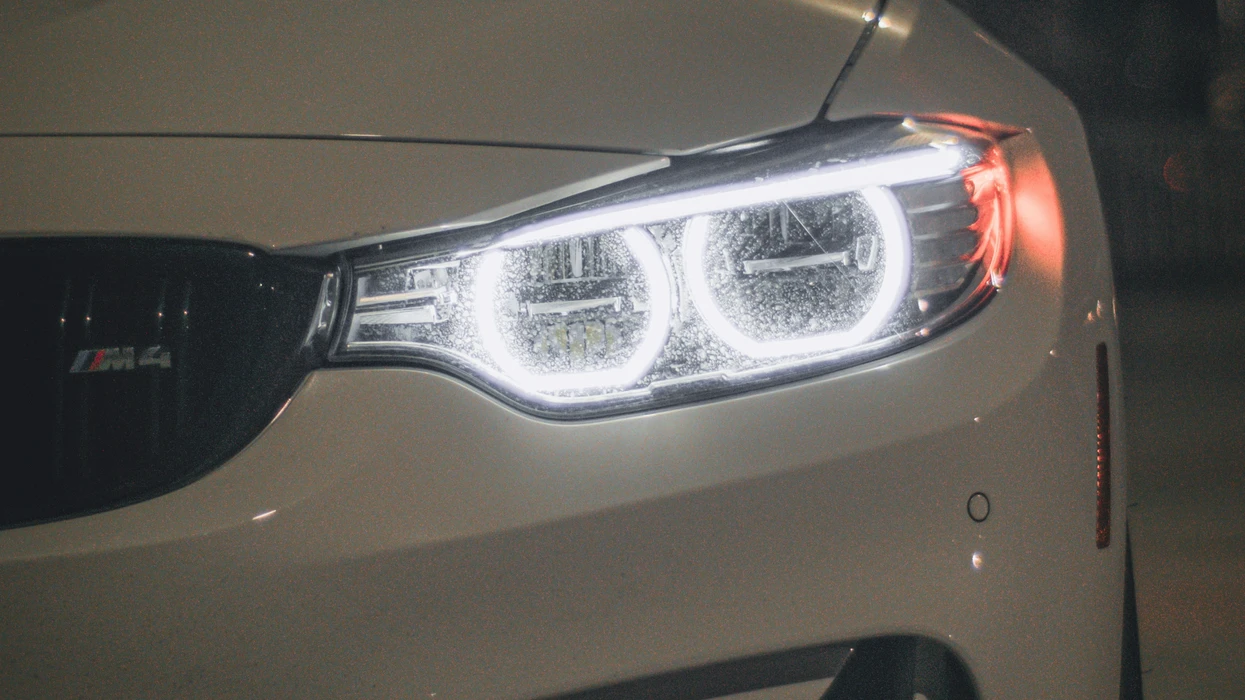 A la mujer se le ocurre un hack creativo para combatir los faros de los autos desagradables (y peligrosos)